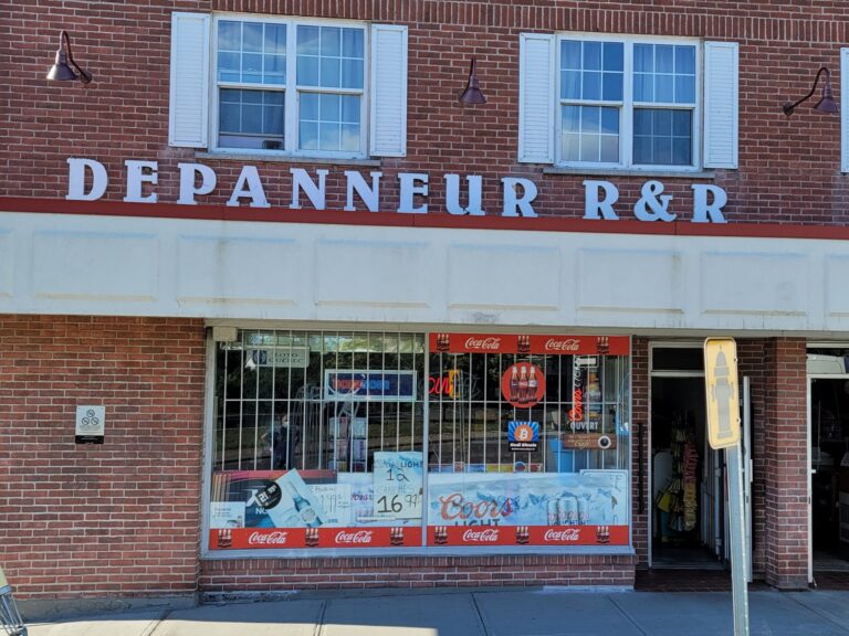 Storefront of Dépanneur R & R