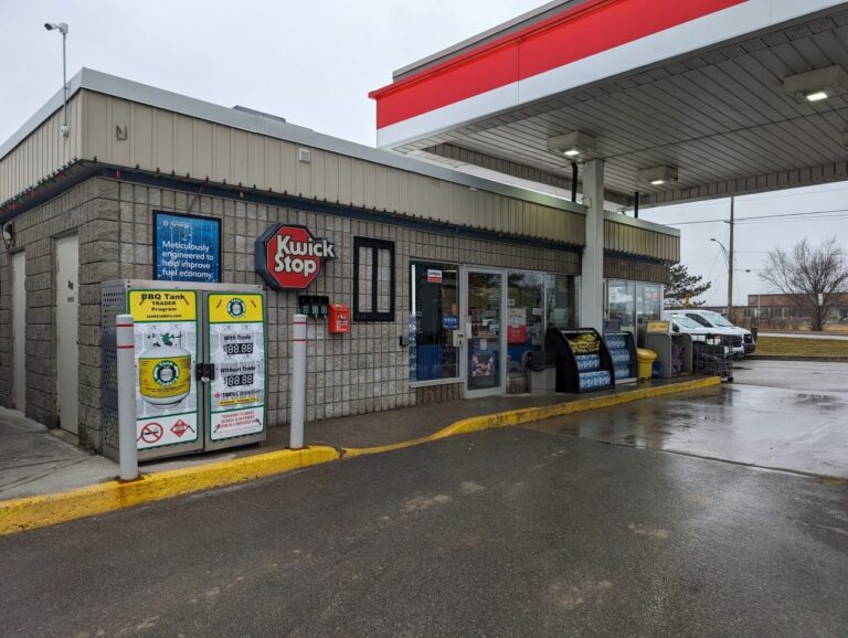 Storefront of Lindsay Esso